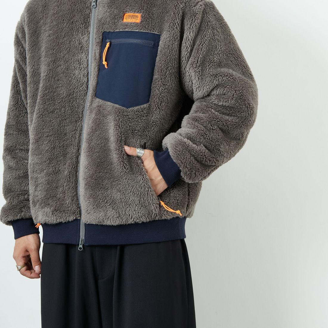 UNIVERSAL OVERALL [ユニバーサルオーバーオール] 別注 ボアフリース ボンバージャケット [U2531400IN-JF] CHARCOAL &&モデル身長：179cm 着用サイズ：L&&