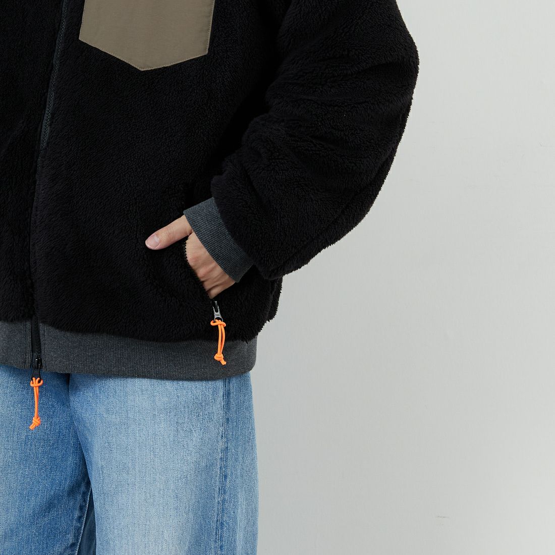 UNIVERSAL OVERALL [ユニバーサルオーバーオール] 別注 ボアフリース ボンバージャケット [U2531400IN-JF] BLACK &&モデル身長：167cm 着用サイズ：XL&&