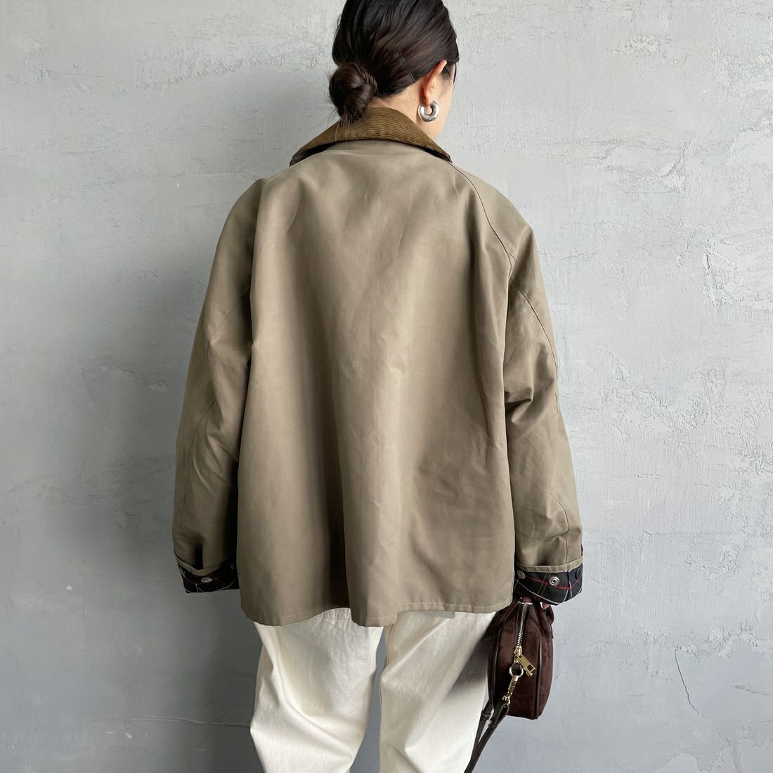 Barbour [バブアー] 別注 BORROWDALE ボロウデイルジャケット [261MCAS237-JF] KHAKI &&モデル身長：150cm 着用サイズ：34&&