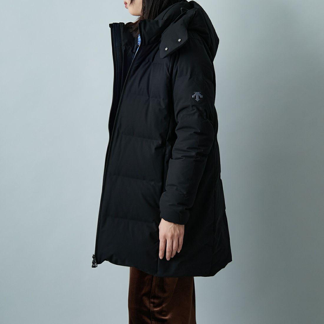 DESCENTE ALLTERRAIN [デサントオルテライン] 水沢ダウン アンカーハーフコート [DU5FDJM3L] BK00 &&モデル身長：162cm 着用サイズ：L&&