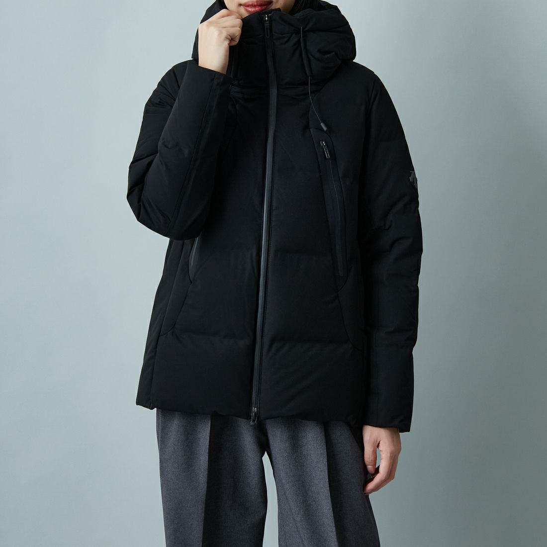 DESCENTE ALLTERRAIN [デサントオルテライン] 水沢ダウン マウンテニア [DU5FDJM1L] BK00 &&モデル身長：162cm 着用サイズ：M&&