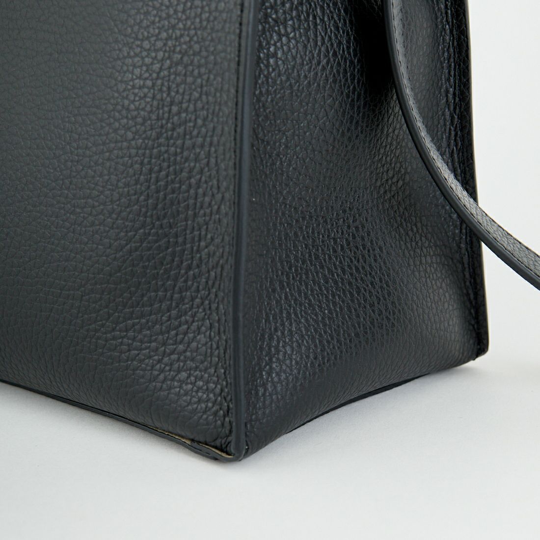 VIOLAd'ORO [ヴィオラドーロ] TRERO サイドベルトレザートートバッグ [V-1619] BLACK/GRAY