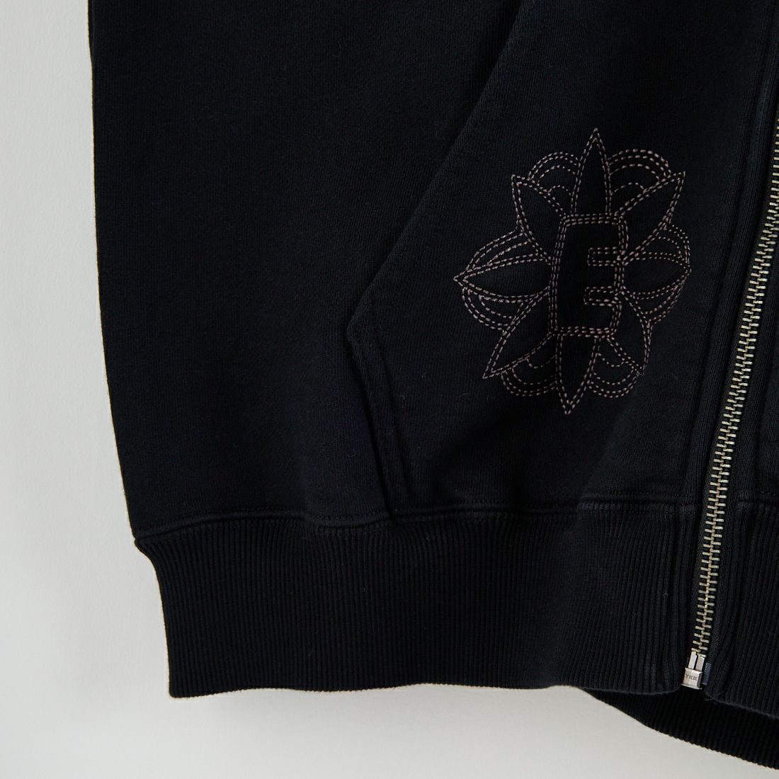 XLARGE [エクストララージ] オールオーバー刺繍ジップアップフーディ [101254012020] BLACK