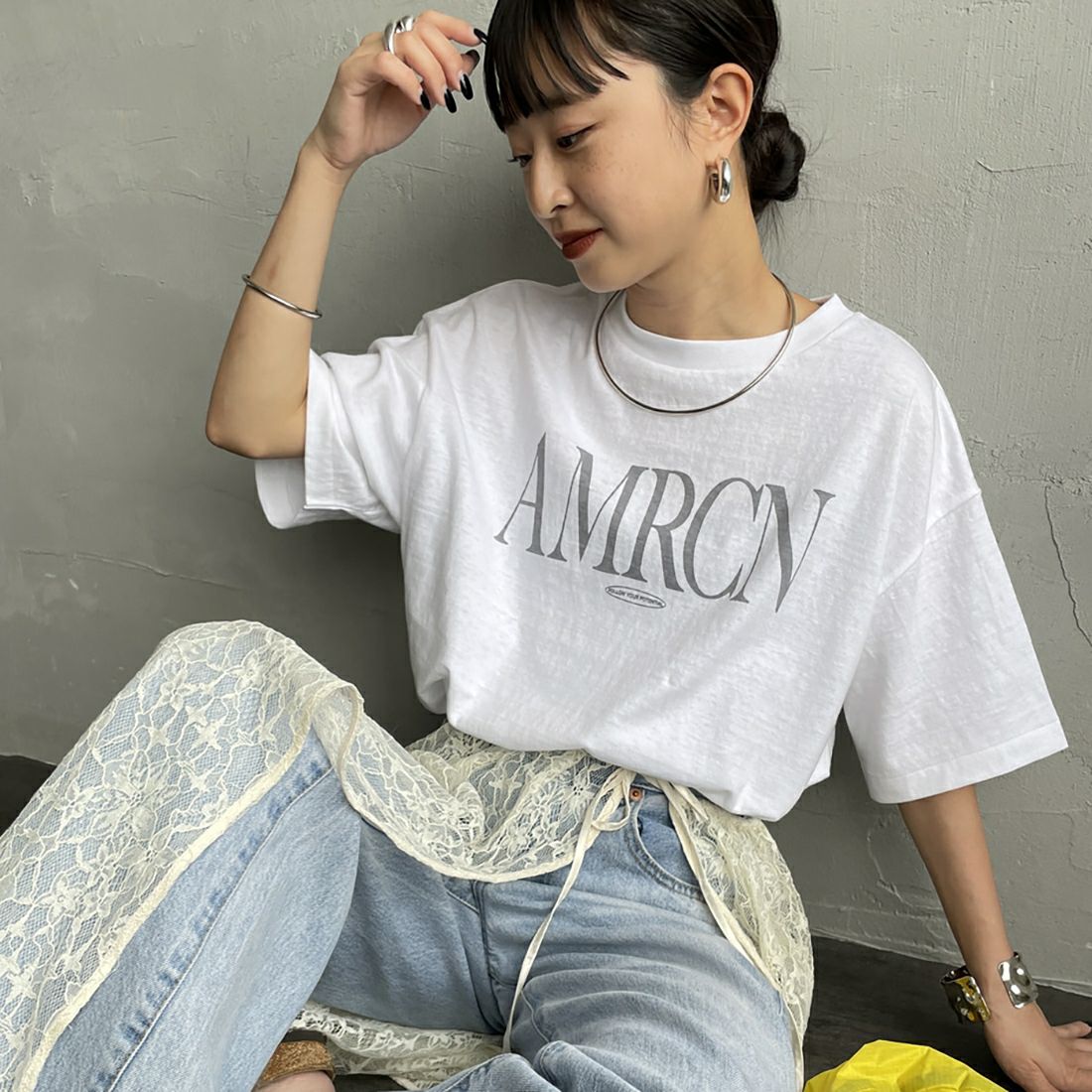 ﾎﾜｲﾄAmericana × JEANS FACTORY [アメリカーナ × ジーンズファクトリー] 別注 AMRCN ロゴプリントTシャツ [BRF-808A-1-JF] ｽﾐｸﾛ &&モデル身長：150cm 着用サイズ：ONE SIZE&&