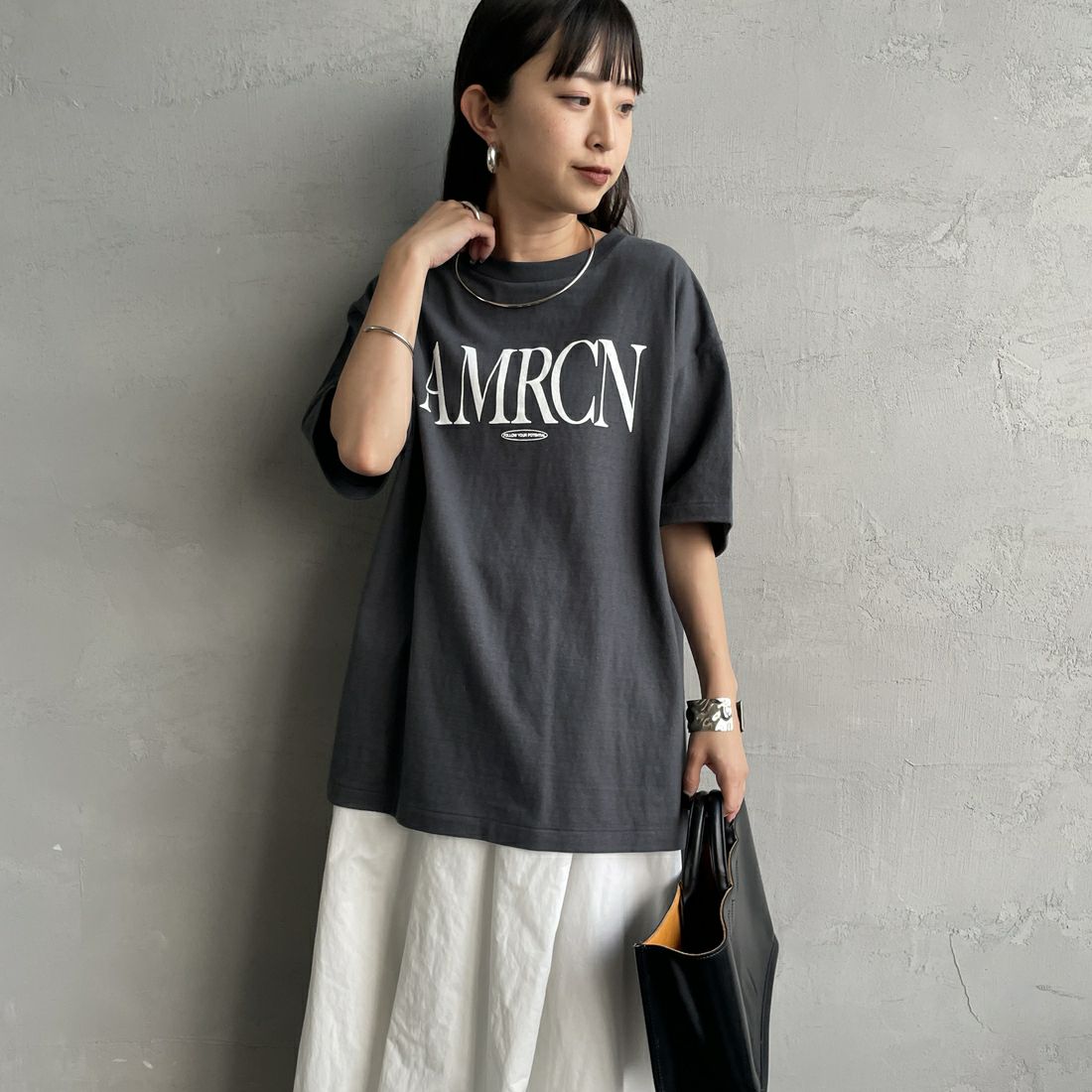 Americana × JEANS FACTORY [アメリカーナ × ジーンズファクトリー] 別注 AMRCN ロゴプリントTシャツ [BRF-808A-1-JF] ｽﾐｸﾛ &&モデル身長：150cm 着用サイズ：ONE SIZE&&