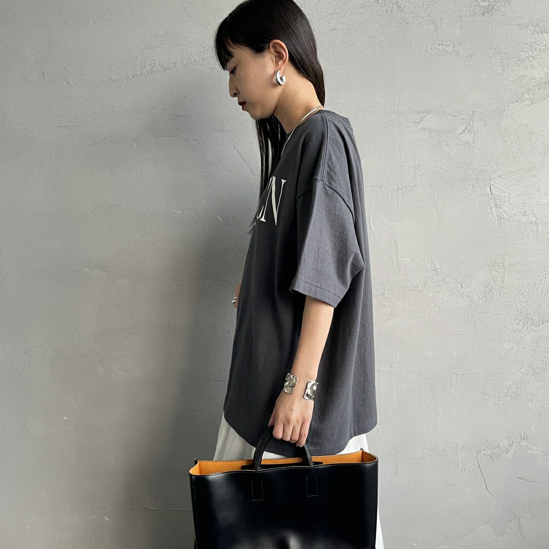 Americana × JEANS FACTORY [アメリカーナ × ジーンズファクトリー] 別注 AMRCN ロゴプリントTシャツ [BRF-808A-1-JF] ｽﾐｸﾛ &&モデル身長：150cm 着用サイズ：ONE SIZE&&