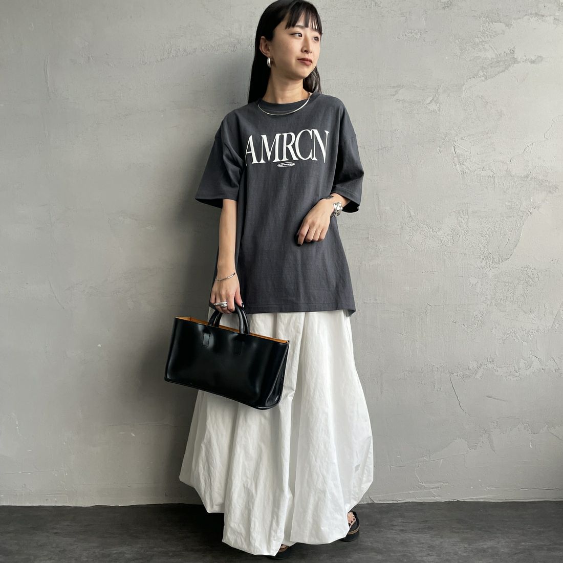 Americana × JEANS FACTORY [アメリカーナ × ジーンズファクトリー] 別注 AMRCN ロゴプリントTシャツ [BRF-808A-1-JF] ｽﾐｸﾛ &&モデル身長：150cm 着用サイズ：ONE SIZE&&