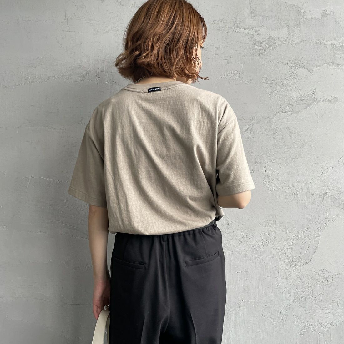 Americana × JEANS FACTORY [アメリカーナ × ジーンズファクトリー] 別注 AMRCN ロゴプリントTシャツ [BRF-808A-1-JF] ﾍﾞｰｼﾞｭ &&モデル身長：158cm 着用サイズ：ONE SIZE&&