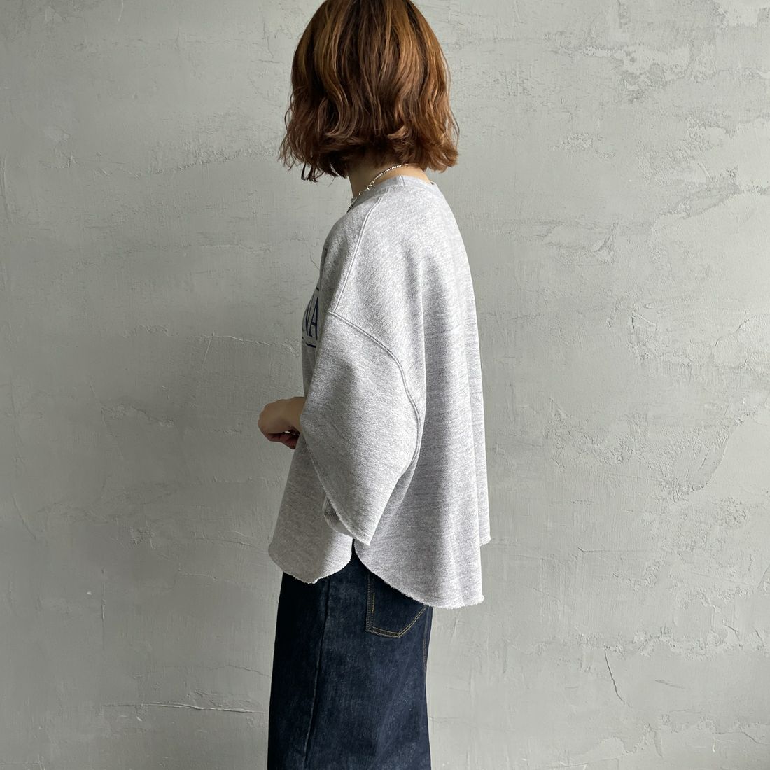 Americana × JEANS FACTORY [アメリカーナ × ジーンズファクトリー] 別注 ロゴプリント カットオフスウェット [ASO-850-2-JF] ﾓｸｸﾞﾚｰ &&モデル身長：158cm 着用サイズ：ONE SIZE&&