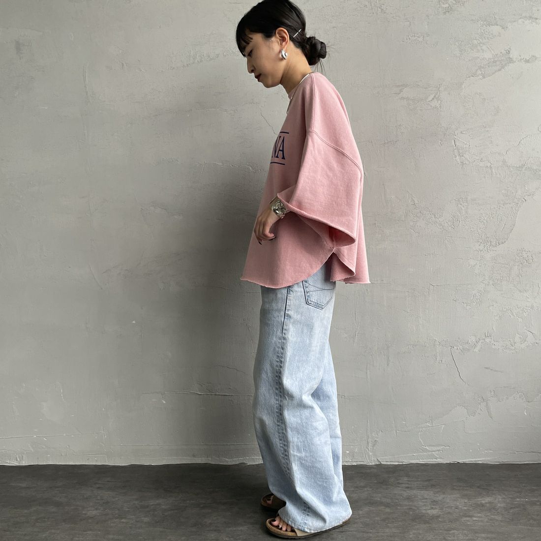 Americana × JEANS FACTORY [アメリカーナ × ジーンズファクトリー] 別注 ロゴプリント カットオフスウェット [ASO-850-2-JF] ﾋﾟﾝｸ &&モデル身長：150cm 着用サイズ：ONE SIZE&&