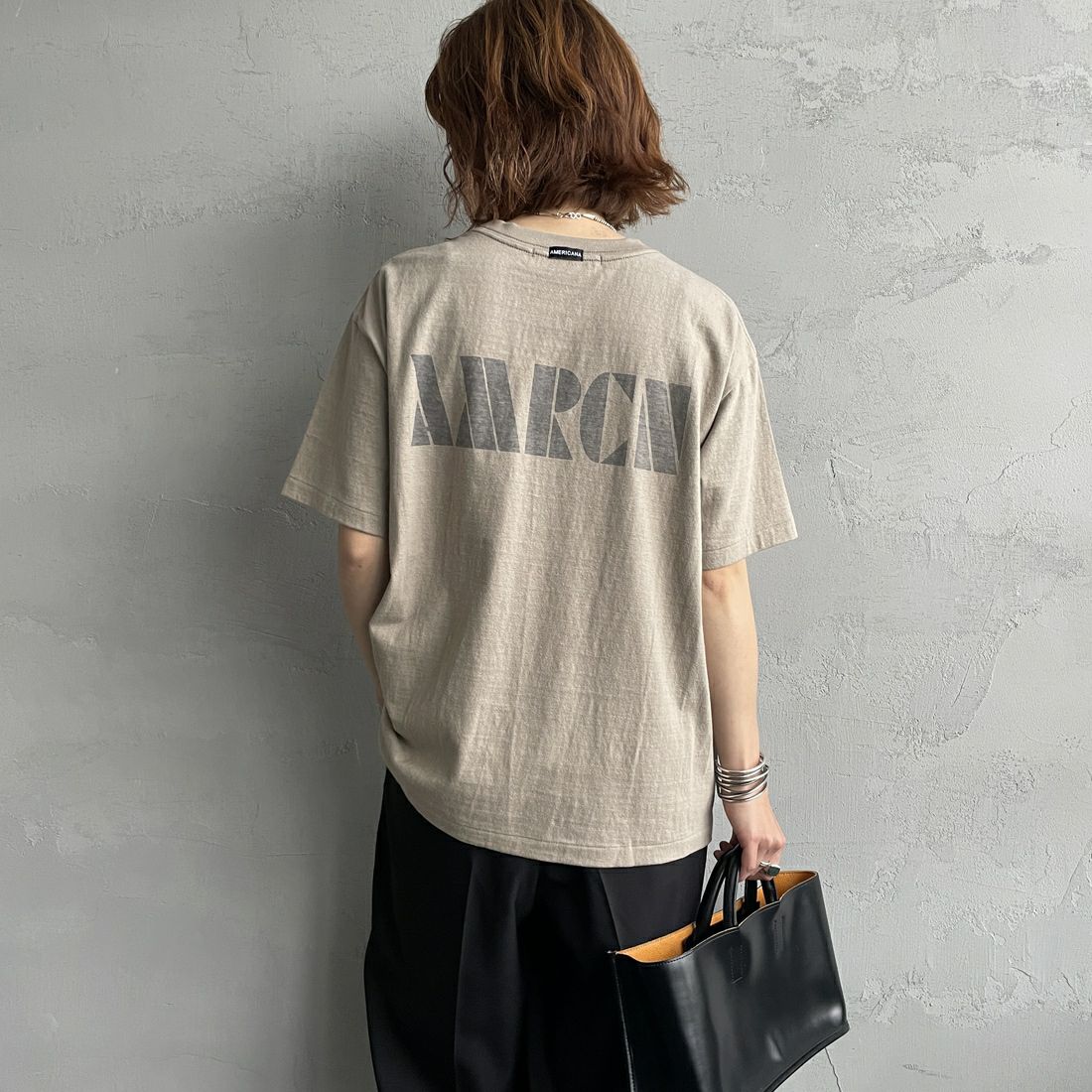 Americana × JEANS FACTORY [アメリカーナ × ジーンズファクトリー] 別注 AMRCN バックプリントTシャツ [BRF-808A-2-JF] ﾍﾞｰｼﾞｭ &&モデル身長：158cm 着用サイズ：ONE SIZE&&