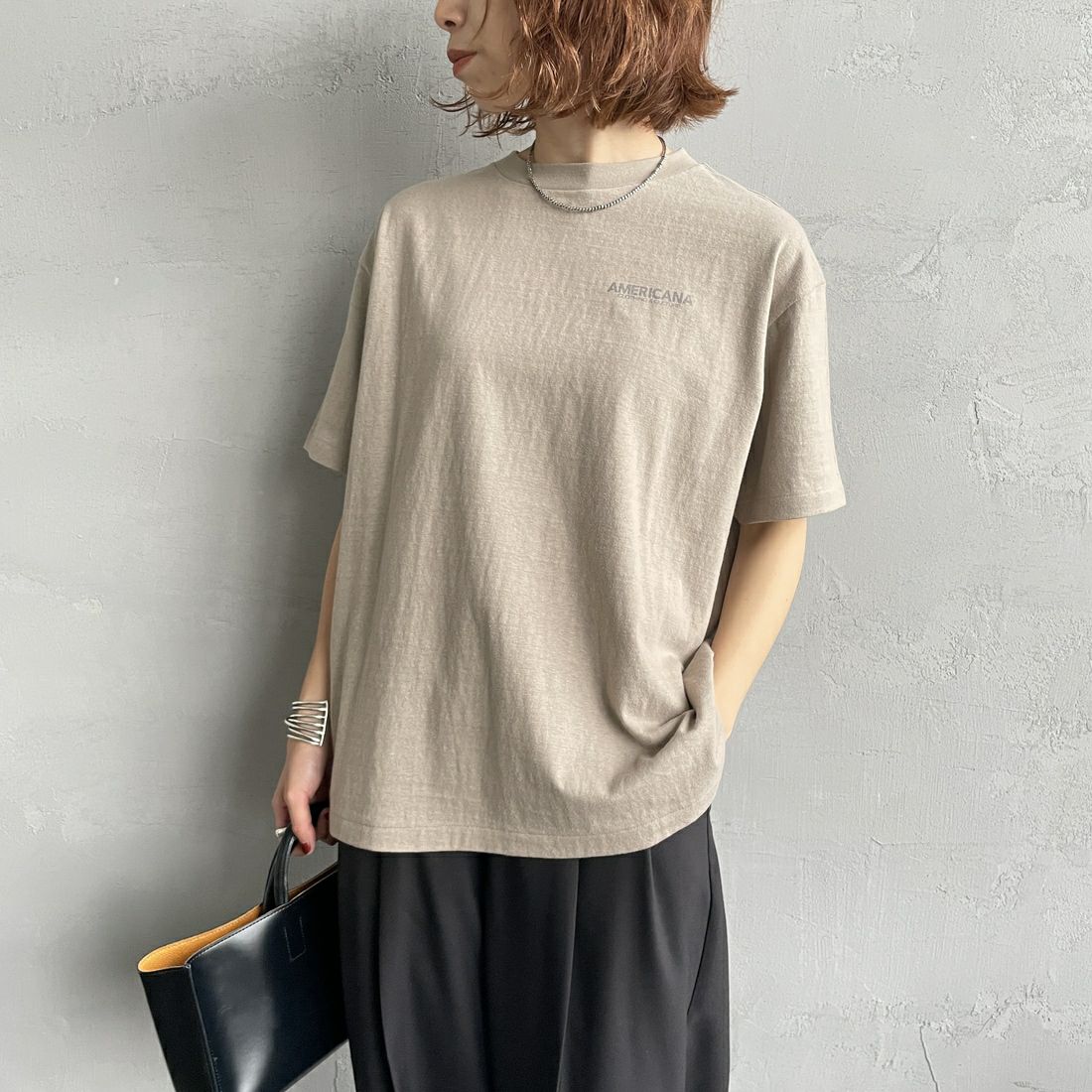 Americana × JEANS FACTORY [アメリカーナ × ジーンズファクトリー] 別注 AMRCN バックプリントTシャツ [BRF-808A-2-JF] ﾍﾞｰｼﾞｭ &&モデル身長：158cm 着用サイズ：ONE SIZE&&