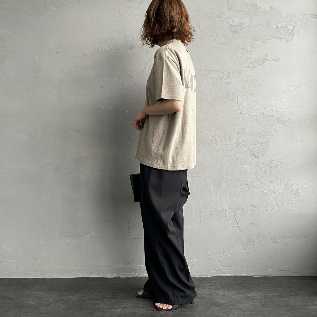 Americana × JEANS FACTORY [アメリカーナ × ジーンズファクトリー] 別注 AMRCN バックプリントTシャツ [BRF-808A-2-JF] ﾍﾞｰｼﾞｭ &&モデル身長：158cm 着用サイズ：ONE SIZE&&