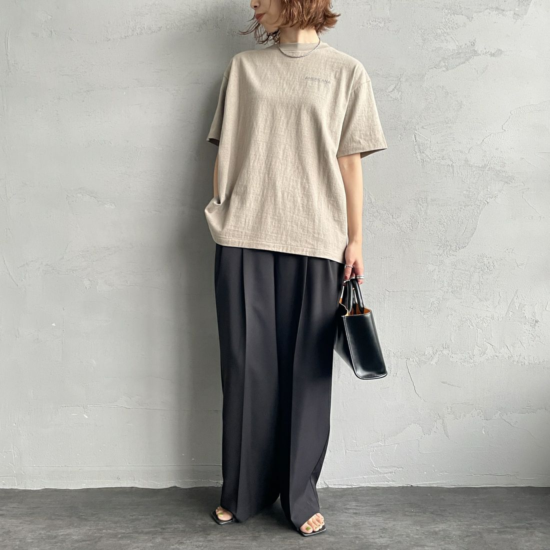 Americana × JEANS FACTORY [アメリカーナ × ジーンズファクトリー] 別注 AMRCN バックプリントTシャツ [BRF-808A-2-JF] ﾍﾞｰｼﾞｭ &&モデル身長：158cm 着用サイズ：ONE SIZE&&