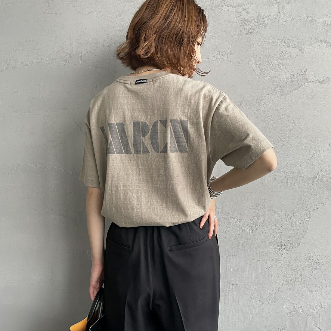 Americana × JEANS FACTORY [アメリカーナ × ジーンズファクトリー] 別注 AMRCN バックプリントTシャツ [BRF-808A-2-JF] ﾍﾞｰｼﾞｭ &&モデル身長：158cm 着用サイズ：ONE SIZE&&