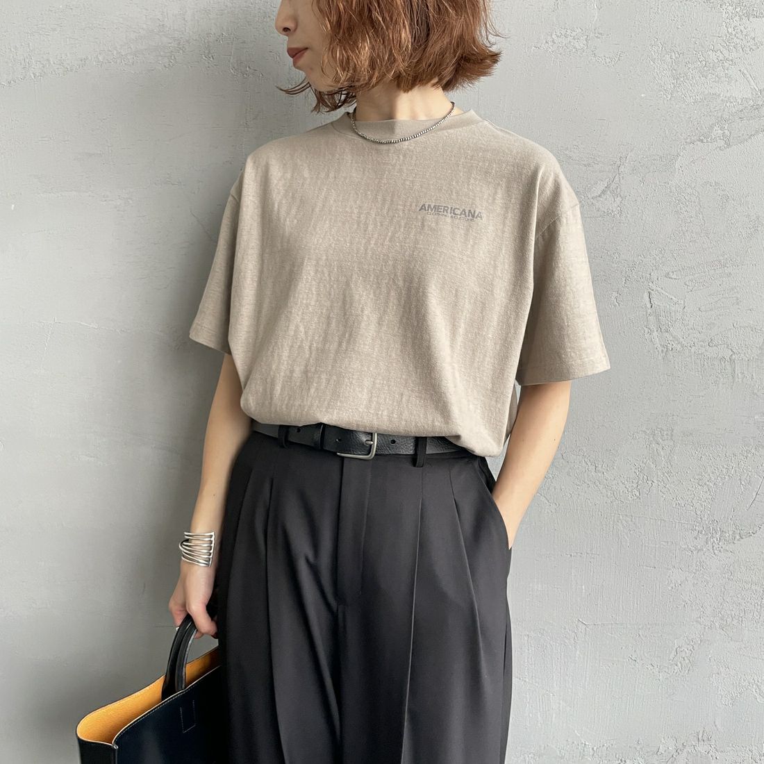 Americana × JEANS FACTORY [アメリカーナ × ジーンズファクトリー] 別注 AMRCN バックプリントTシャツ [BRF-808A-2-JF] ﾍﾞｰｼﾞｭ &&モデル身長：158cm 着用サイズ：ONE SIZE&&