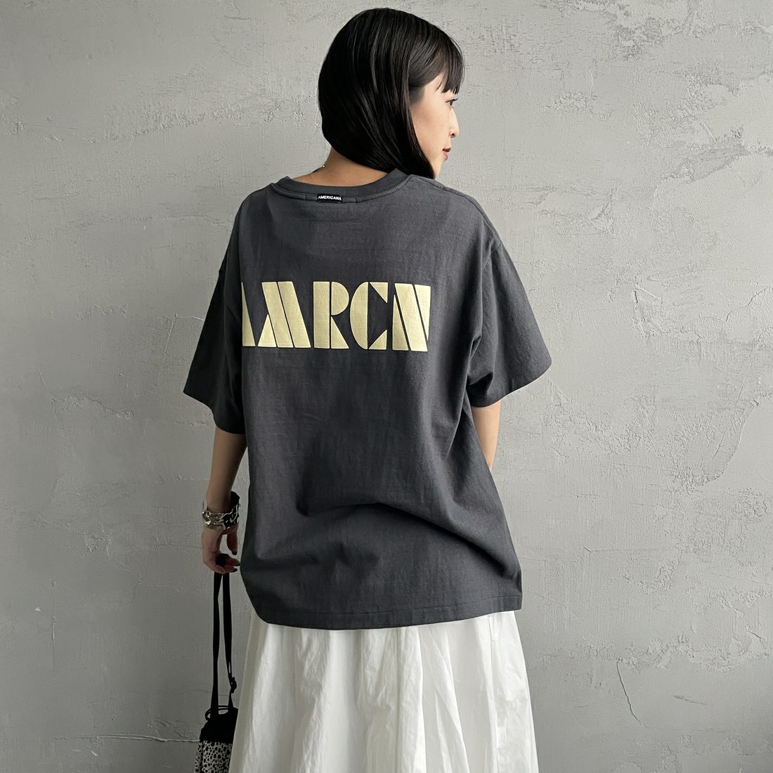 Americana × JEANS FACTORY [アメリカーナ × ジーンズファクトリー] 別注 AMRCN バックプリントTシャツ [BRF-808A-2-JF] ｽﾐｸﾛ &&モデル身長：150cm 着用サイズ：ONE SIZE&&