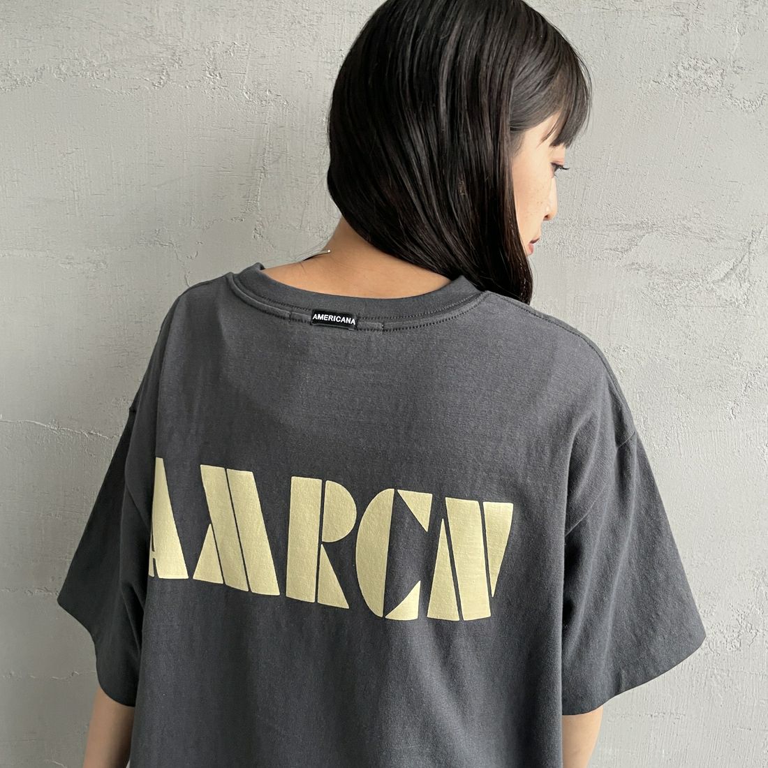Americana × JEANS FACTORY [アメリカーナ × ジーンズファクトリー] 別注 AMRCN バックプリントTシャツ [BRF-808A-2-JF] ｽﾐｸﾛ &&モデル身長：150cm 着用サイズ：ONE SIZE&&