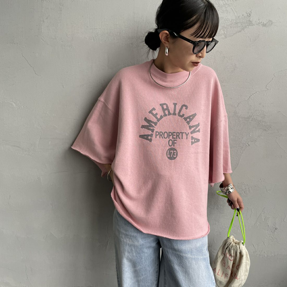 Americana × JEANS FACTORY [アメリカーナ × ジーンズファクトリー] 別注 カレッジプリント カットオフスウェット [ASO-850-1-JF] ﾋﾟﾝｸ &&モデル身長：150cm 着用サイズ：ONE SIZE&&