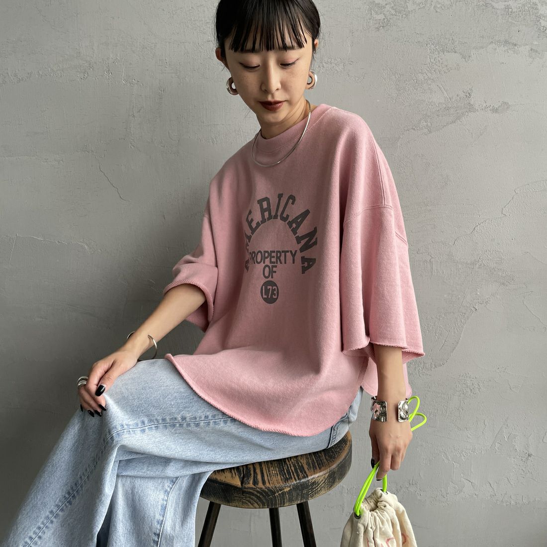 Americana × JEANS FACTORY [アメリカーナ × ジーンズファクトリー] 別注 カレッジプリント カットオフスウェット [ASO-850-1-JF] ﾋﾟﾝｸ &&モデル身長：150cm 着用サイズ：ONE SIZE&&