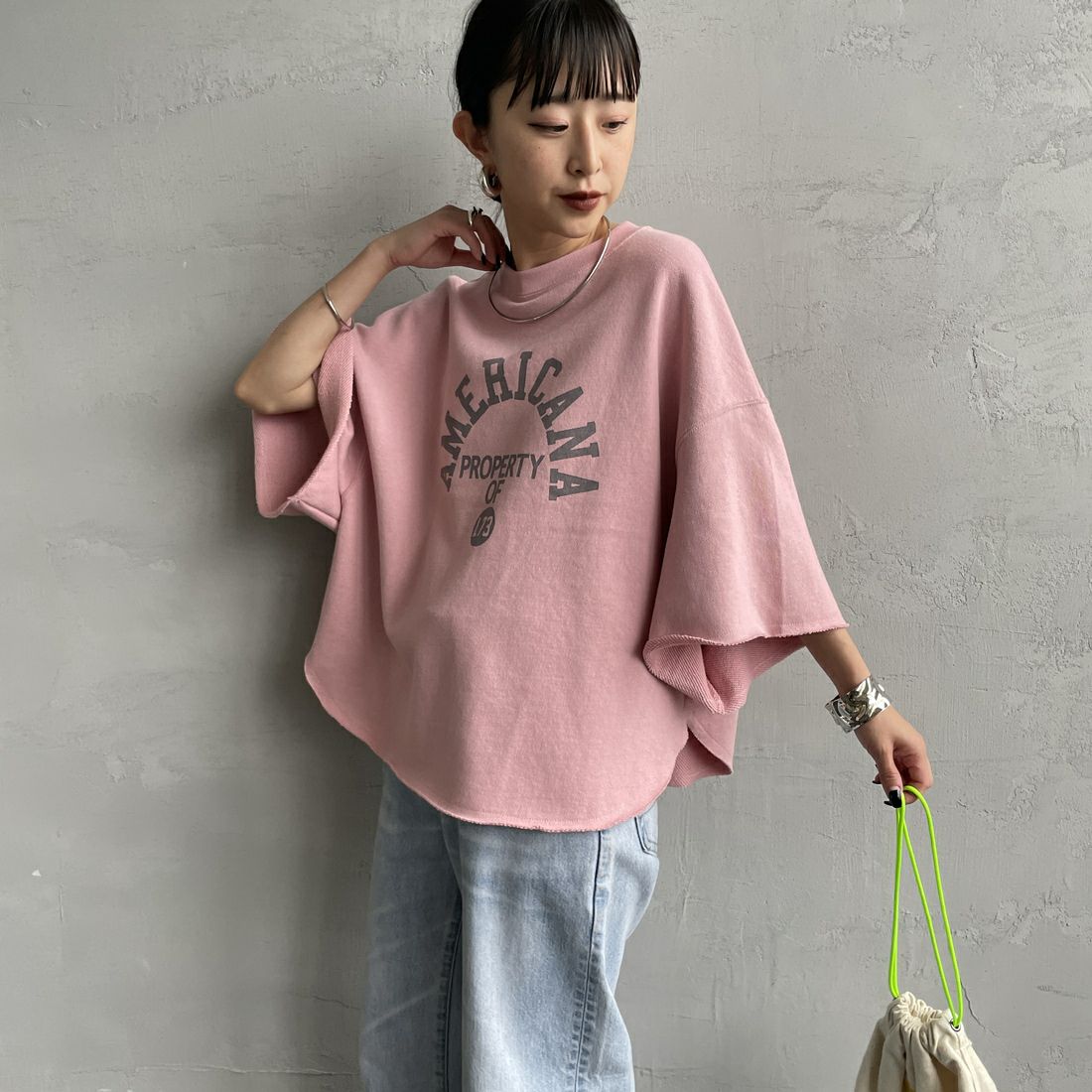 Americana × JEANS FACTORY [アメリカーナ × ジーンズファクトリー] 別注 カレッジプリント カットオフスウェット [ASO-850-1-JF] ﾋﾟﾝｸ &&モデル身長：150cm 着用サイズ：ONE SIZE&&