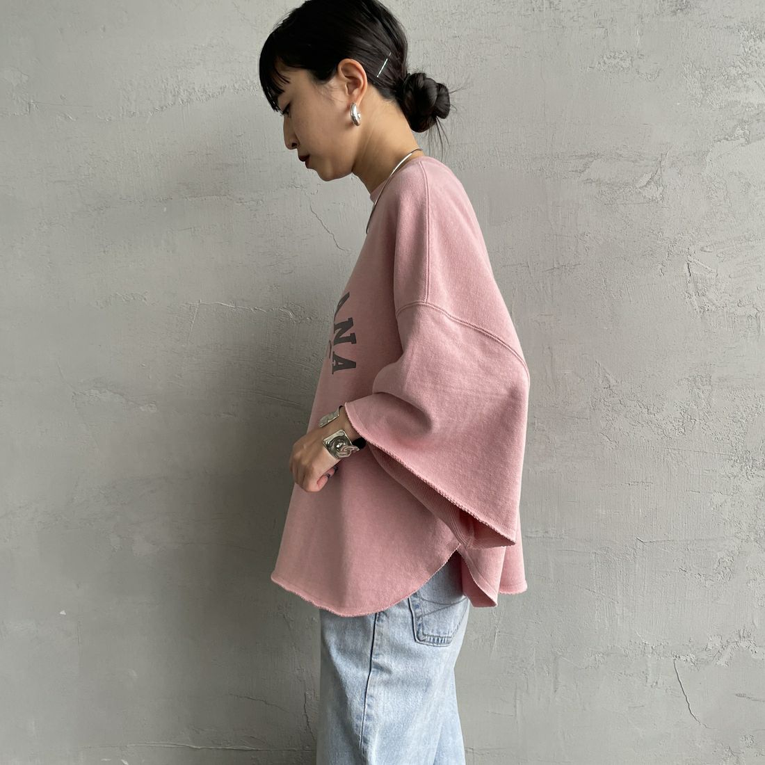 Americana × JEANS FACTORY [アメリカーナ × ジーンズファクトリー] 別注 カレッジプリント カットオフスウェット [ASO-850-1-JF] ﾋﾟﾝｸ &&モデル身長：150cm 着用サイズ：ONE SIZE&&