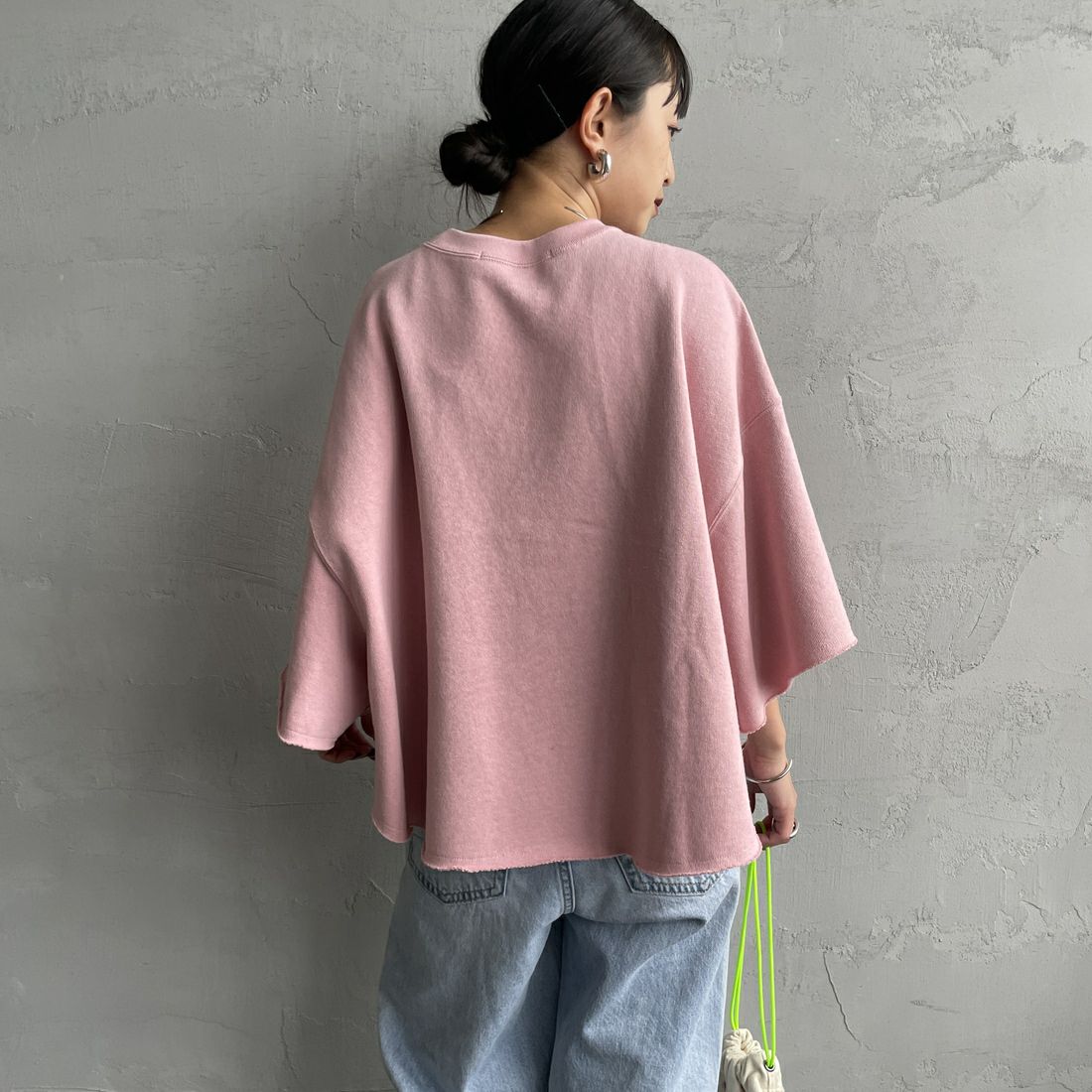 Americana × JEANS FACTORY [アメリカーナ × ジーンズファクトリー] 別注 カレッジプリント カットオフスウェット [ASO-850-1-JF] ﾋﾟﾝｸ &&モデル身長：150cm 着用サイズ：ONE SIZE&&