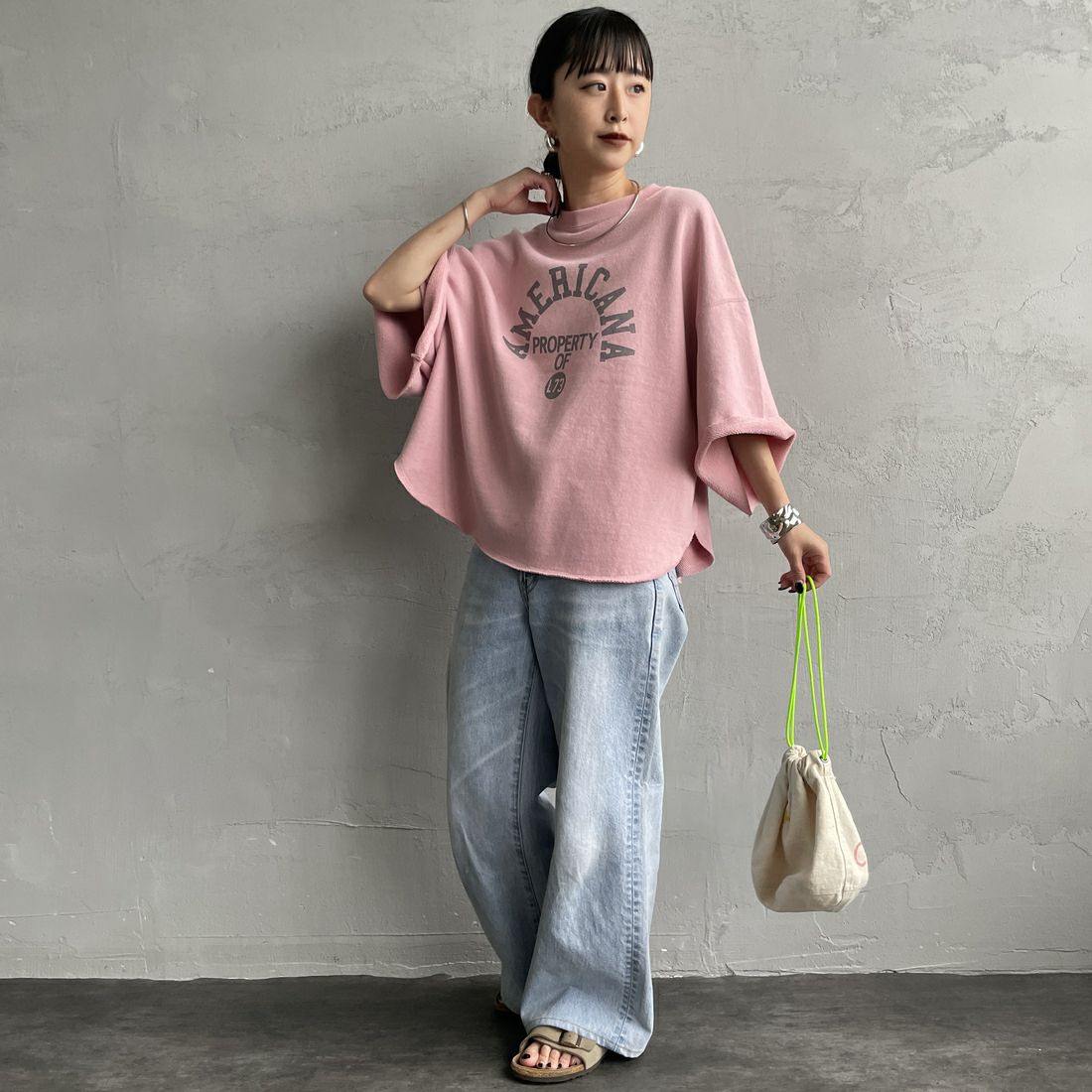 Americana × JEANS FACTORY [アメリカーナ × ジーンズファクトリー] 別注 カレッジプリント カットオフスウェット [ASO-850-1-JF] ﾋﾟﾝｸ &&モデル身長：150cm 着用サイズ：ONE SIZE&&