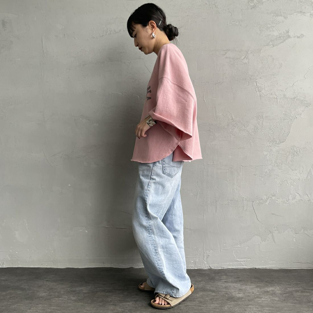 Americana × JEANS FACTORY [アメリカーナ × ジーンズファクトリー] 別注 カレッジプリント カットオフスウェット [ASO-850-1-JF] ﾋﾟﾝｸ &&モデル身長：150cm 着用サイズ：ONE SIZE&&