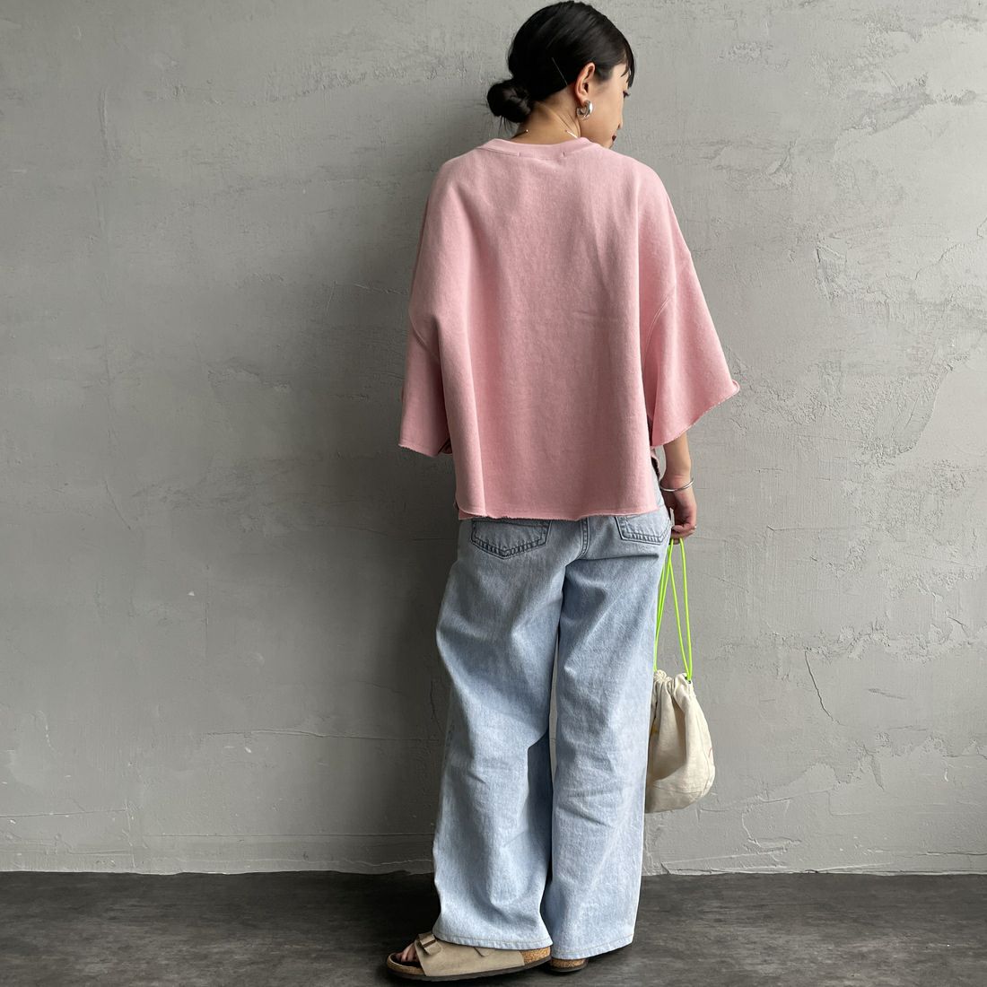 Americana × JEANS FACTORY [アメリカーナ × ジーンズファクトリー] 別注 カレッジプリント カットオフスウェット [ASO-850-1-JF] ﾋﾟﾝｸ &&モデル身長：150cm 着用サイズ：ONE SIZE&&