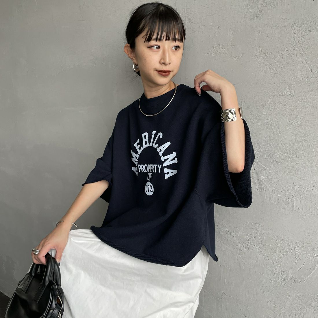 Americana × JEANS FACTORY [アメリカーナ × ジーンズファクトリー] 別注 カレッジプリント カットオフスウェット [ASO-850-1-JF] ﾈｲﾋﾞｰ &&モデル身長：150cm 着用サイズ：ONE SIZE&&