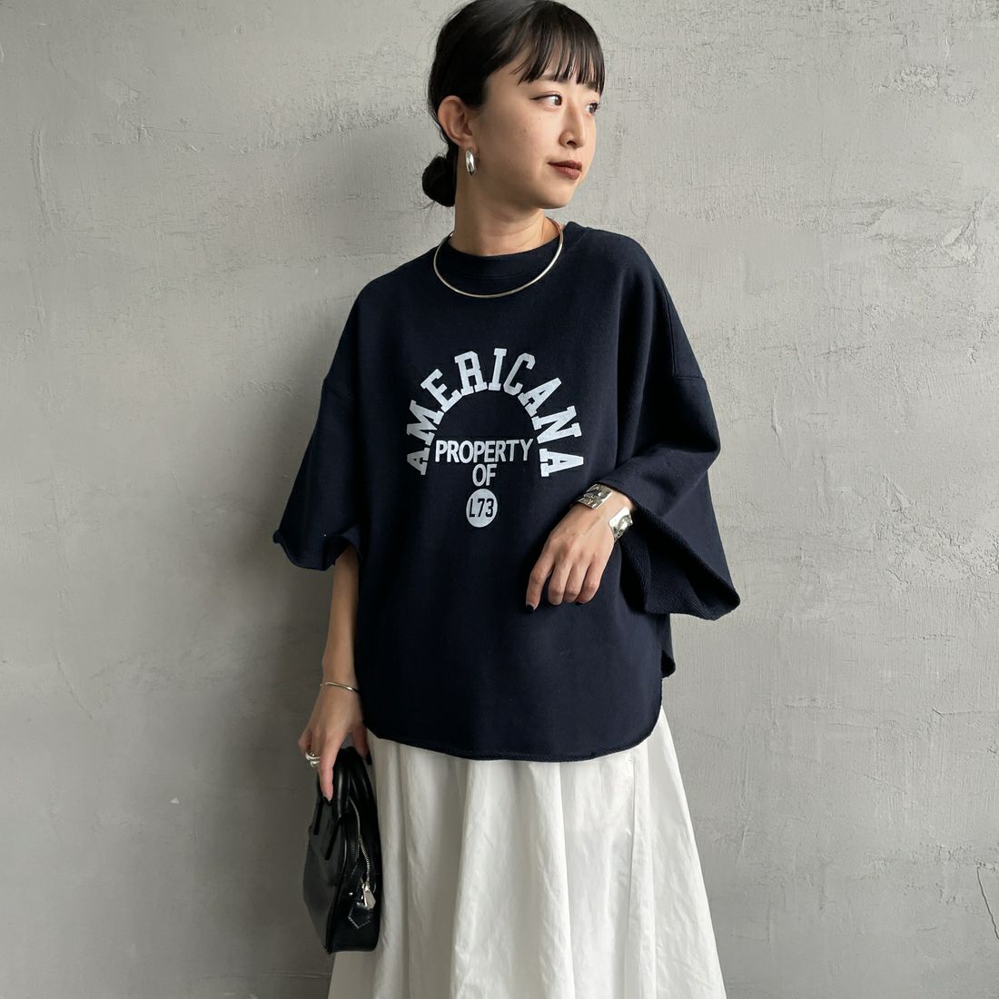 Americana × JEANS FACTORY [アメリカーナ × ジーンズファクトリー] 別注 カレッジプリント カットオフスウェット [ASO-850-1-JF] ﾈｲﾋﾞｰ &&モデル身長：150cm 着用サイズ：ONE SIZE&&