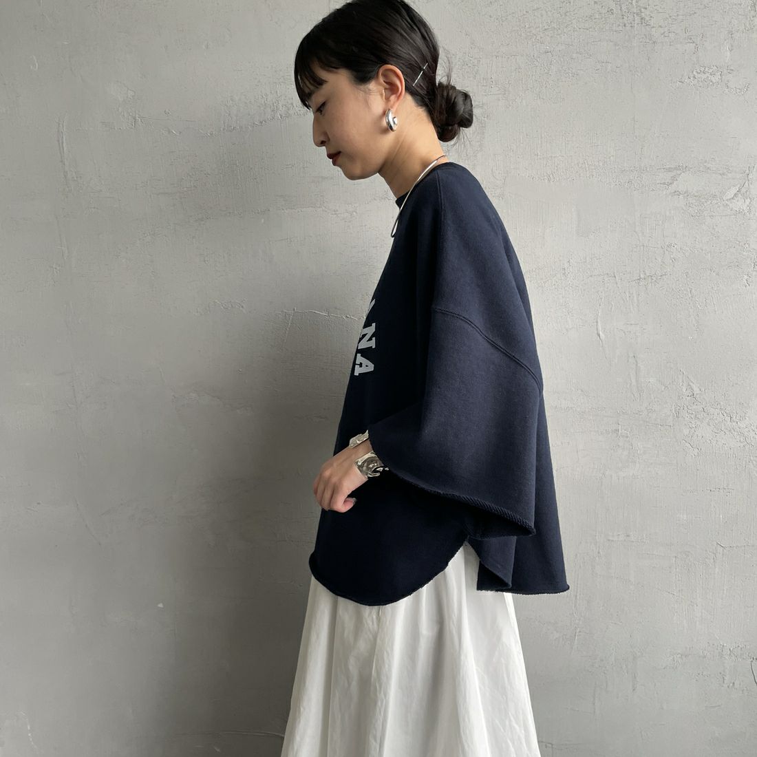 Americana × JEANS FACTORY [アメリカーナ × ジーンズファクトリー] 別注 カレッジプリント カットオフスウェット [ASO-850-1-JF] ﾈｲﾋﾞｰ &&モデル身長：150cm 着用サイズ：ONE SIZE&&