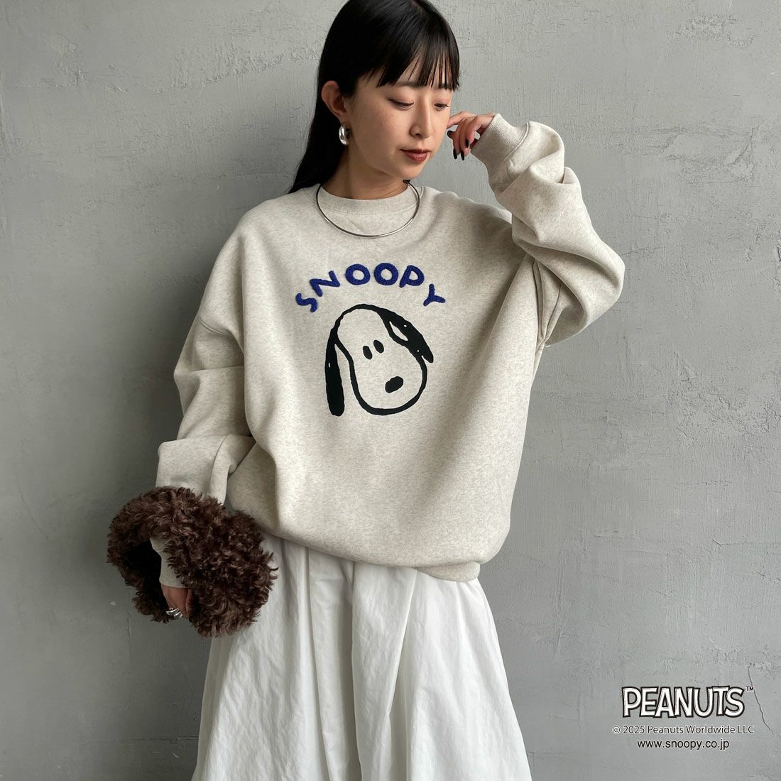 PEANUTS × JEANS FACTORY [ピーナッツ × ジーンズファクトリー] PEANUTS スヌーピースウェット [JFC-254-099] ASH GRY &&モデル身長：150cm 着用サイズ：S&&