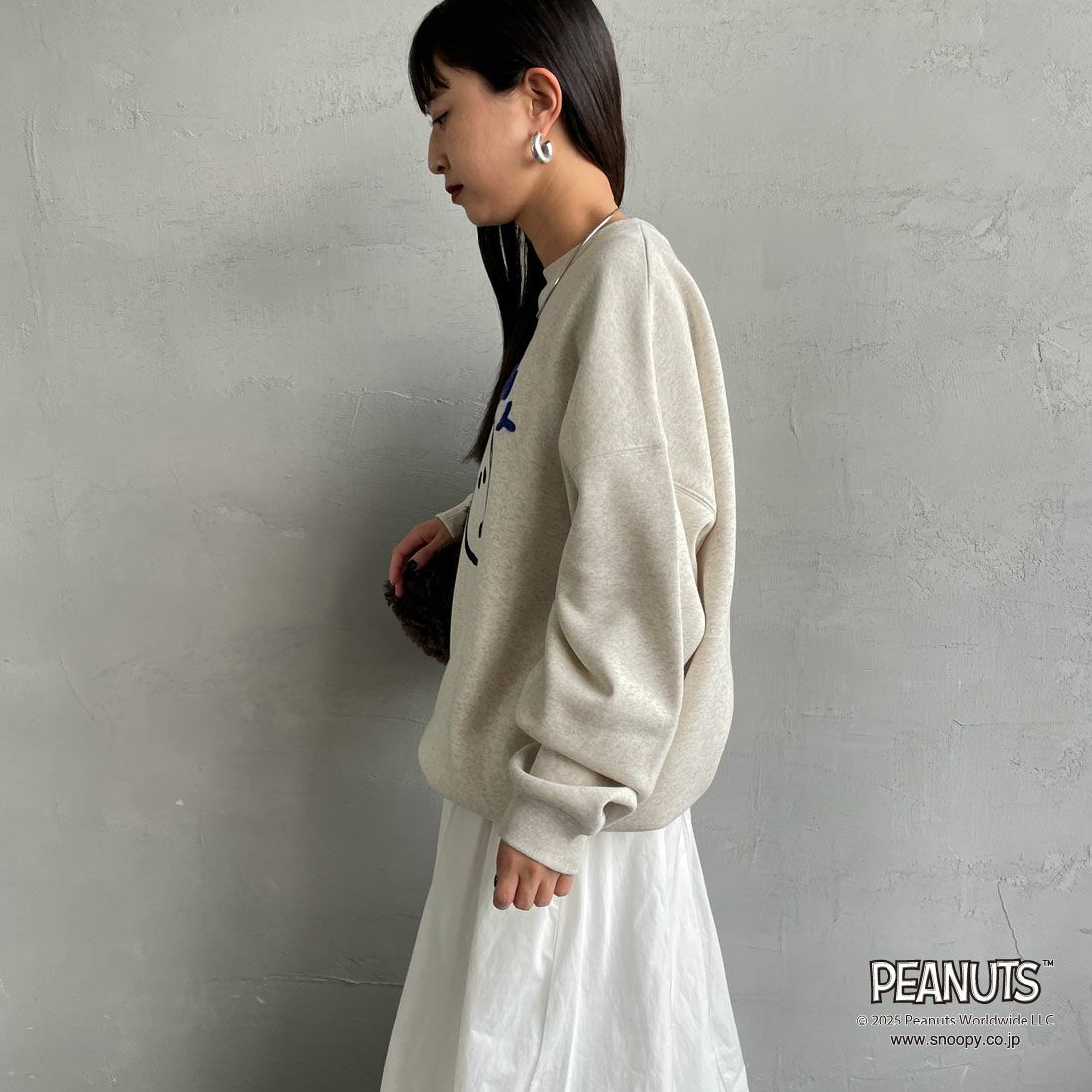 PEANUTS × JEANS FACTORY [ピーナッツ × ジーンズファクトリー] PEANUTS スヌーピースウェット [JFC-254-099] ASH GRY &&モデル身長：150cm 着用サイズ：S&&