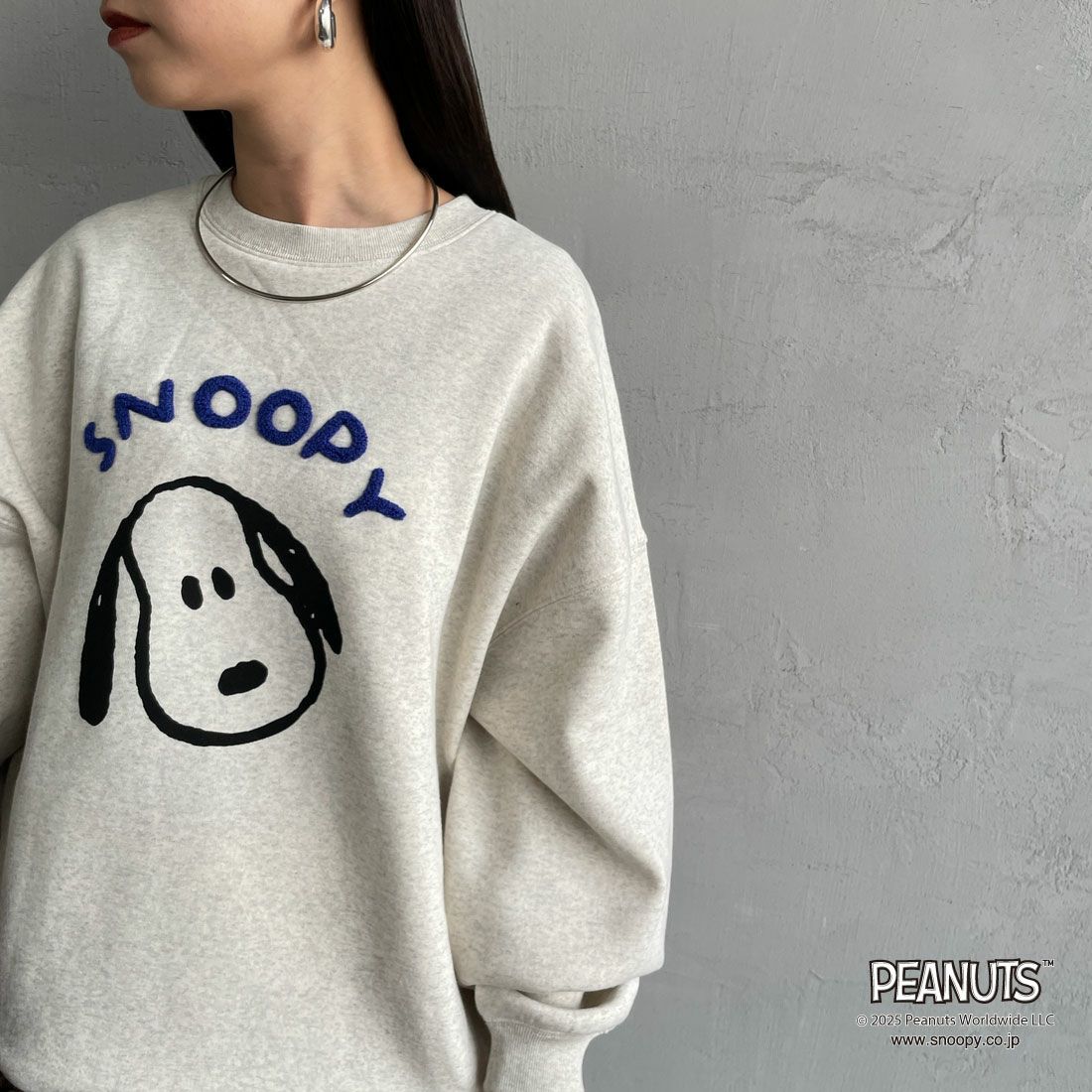 PEANUTS × JEANS FACTORY [ピーナッツ × ジーンズファクトリー] PEANUTS スヌーピースウェット [JFC-254-099] ASH GRY &&モデル身長：150cm 着用サイズ：S&&