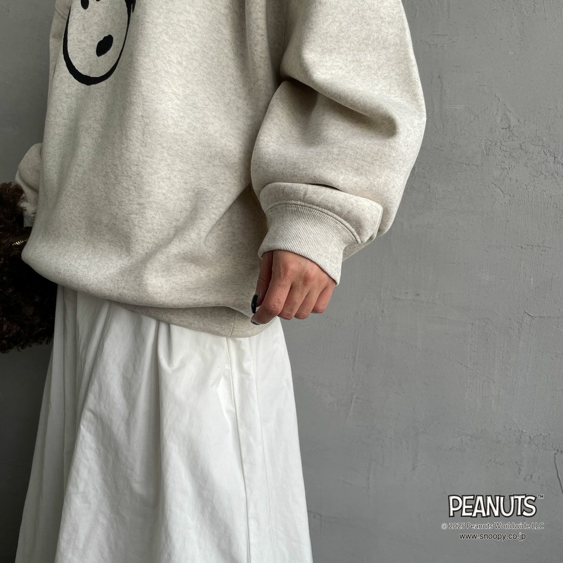 PEANUTS × JEANS FACTORY [ピーナッツ × ジーンズファクトリー] PEANUTS スヌーピースウェット [JFC-254-099] ASH GRY &&モデル身長：150cm 着用サイズ：S&&