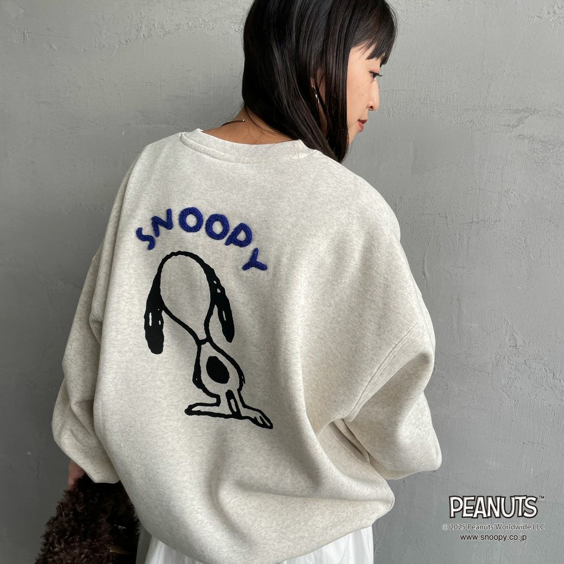 PEANUTS × JEANS FACTORY [ピーナッツ × ジーンズファクトリー] PEANUTS スヌーピースウェット [JFC-254-099] ASH GRY &&モデル身長：150cm 着用サイズ：S&&