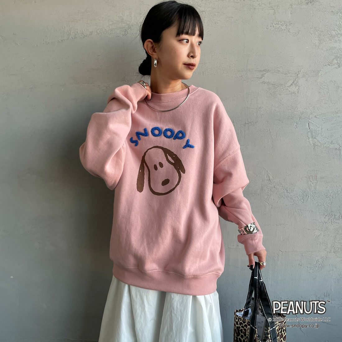 PEANUTS × JEANS FACTORY [ピーナッツ × ジーンズファクトリー] PEANUTS スヌーピースウェット [JFC-254-099] PINK &&モデル身長：150cm 着用サイズ：S&&