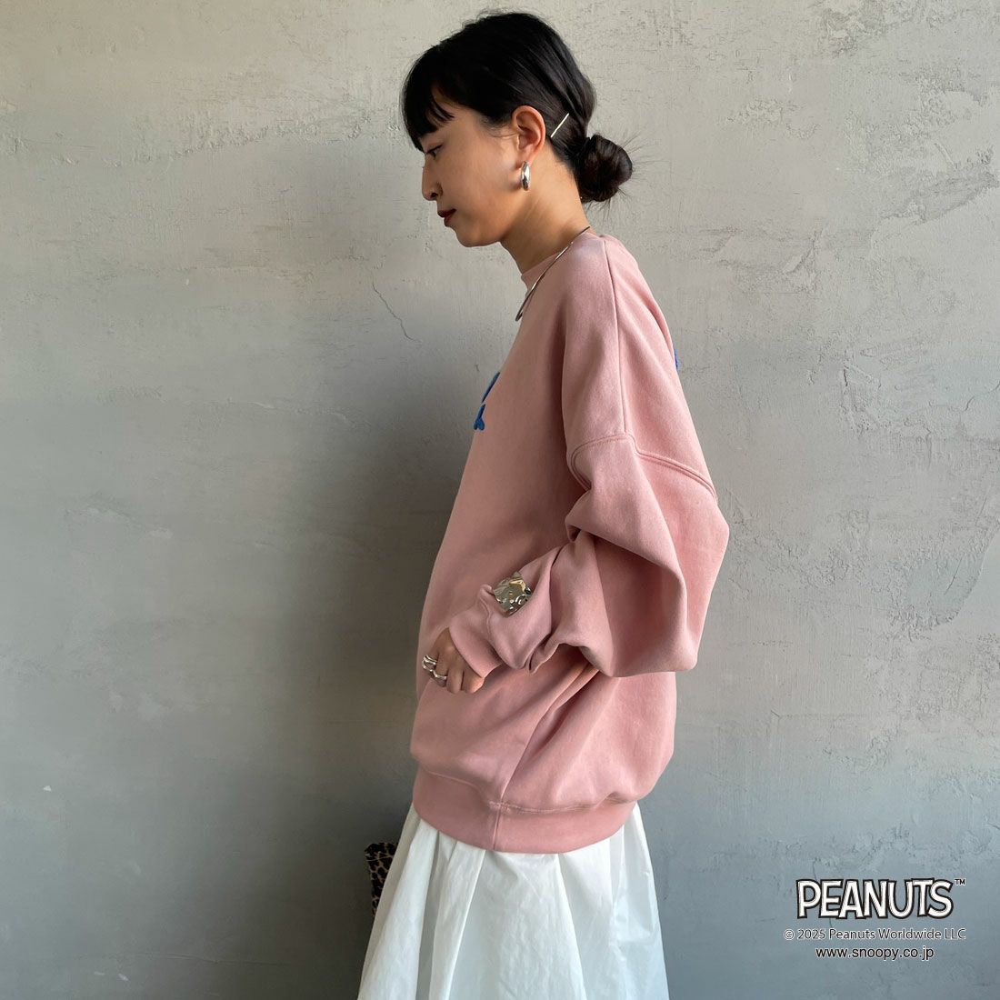 PEANUTS × JEANS FACTORY [ピーナッツ × ジーンズファクトリー] PEANUTS スヌーピースウェット [JFC-254-099] PINK &&モデル身長：150cm 着用サイズ：S&&