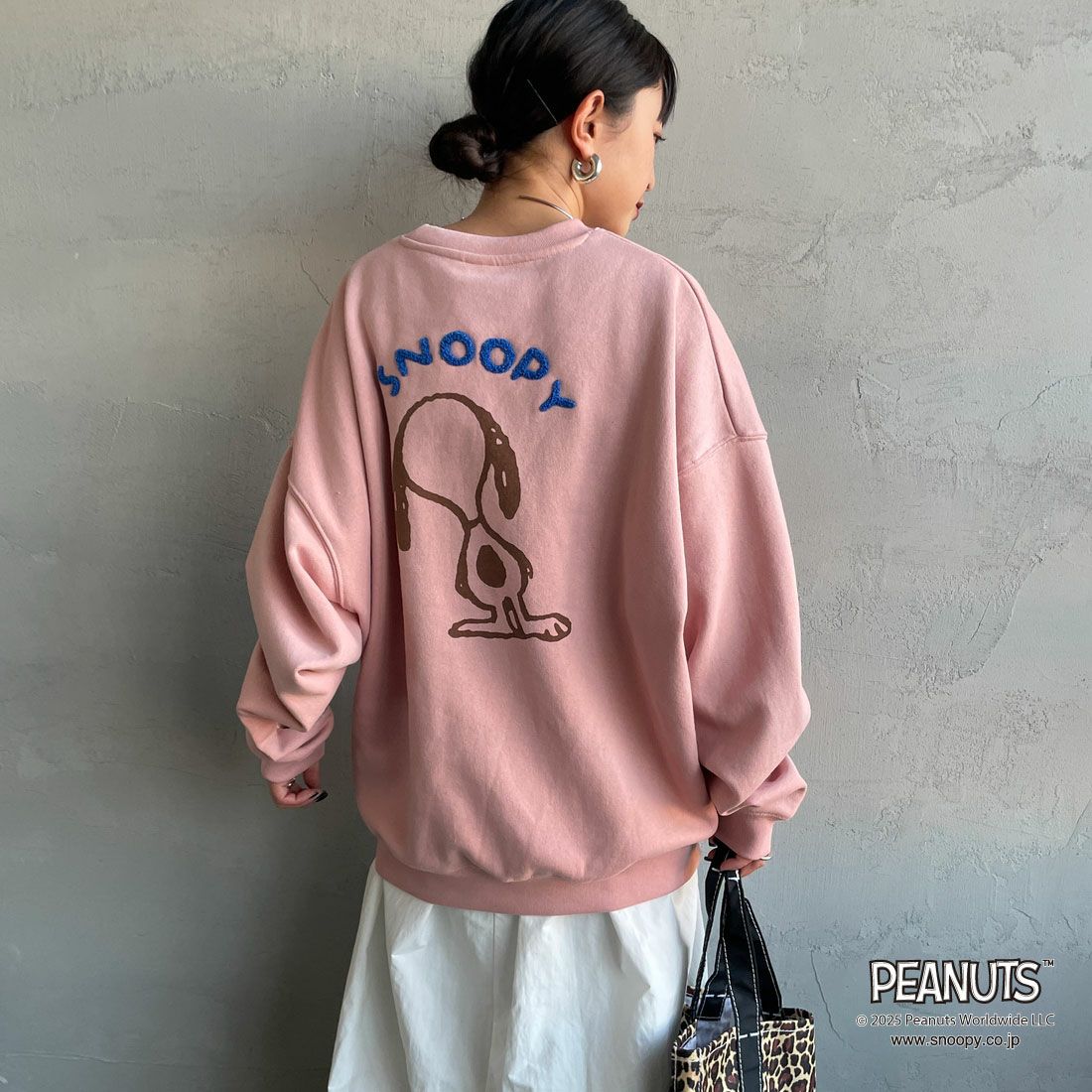 PEANUTS × JEANS FACTORY [ピーナッツ × ジーンズファクトリー] PEANUTS スヌーピースウェット [JFC-254-099] PINK &&モデル身長：150cm 着用サイズ：S&&