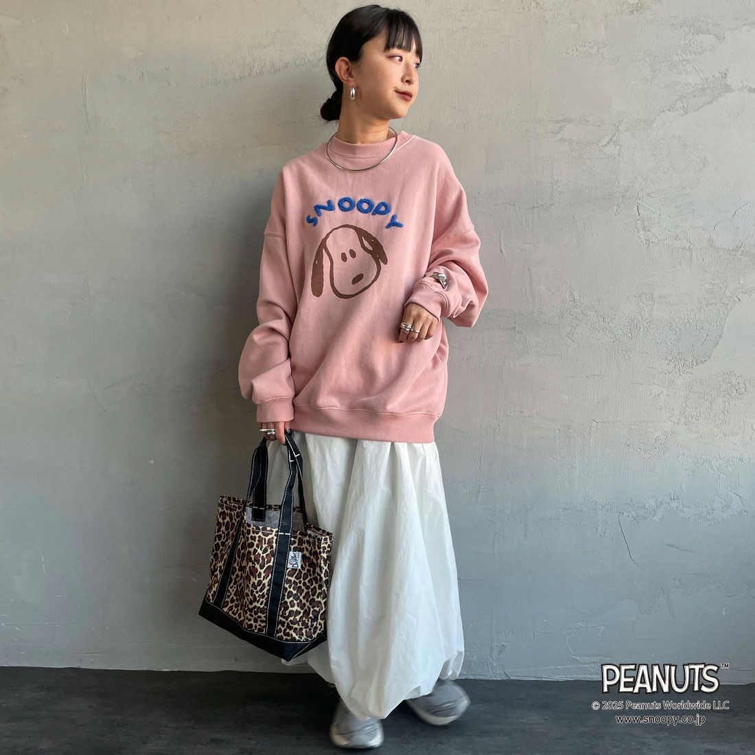 PEANUTS × JEANS FACTORY [ピーナッツ × ジーンズファクトリー] PEANUTS スヌーピースウェット [JFC-254-099] PINK &&モデル身長：150cm 着用サイズ：S&&