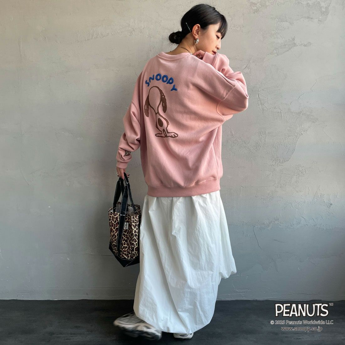 PEANUTS × JEANS FACTORY [ピーナッツ × ジーンズファクトリー] PEANUTS スヌーピースウェット [JFC-254-099] PINK &&モデル身長：150cm 着用サイズ：S&&