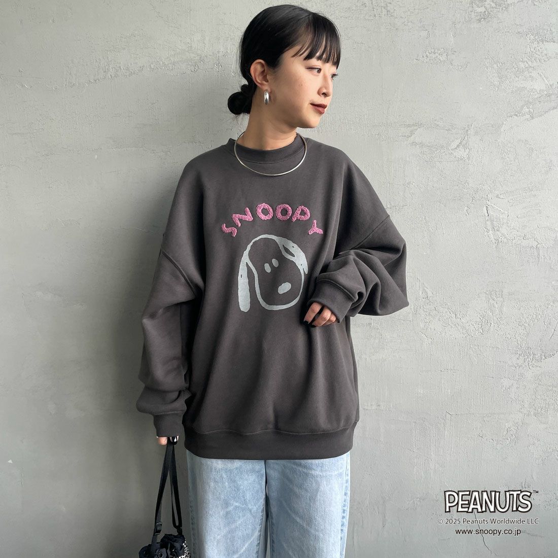 PEANUTS × JEANS FACTORY [ピーナッツ × ジーンズファクトリー] PEANUTS スヌーピースウェット [JFC-254-099] SUMIKURO &&モデル身長：150cm 着用サイズ：S&&