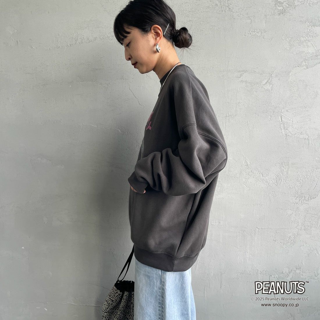 PEANUTS × JEANS FACTORY [ピーナッツ × ジーンズファクトリー] PEANUTS スヌーピースウェット [JFC-254-099] SUMIKURO &&モデル身長：150cm 着用サイズ：S&&