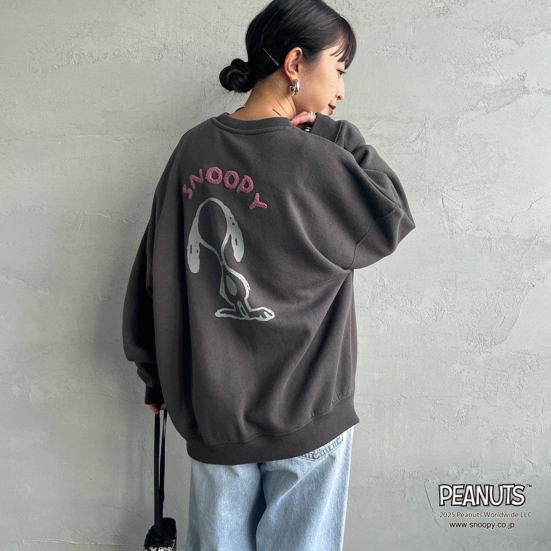 PEANUTS × JEANS FACTORY [ピーナッツ × ジーンズファクトリー] PEANUTS スヌーピースウェット [JFC-254-099] SUMIKURO &&モデル身長：150cm 着用サイズ：S&&