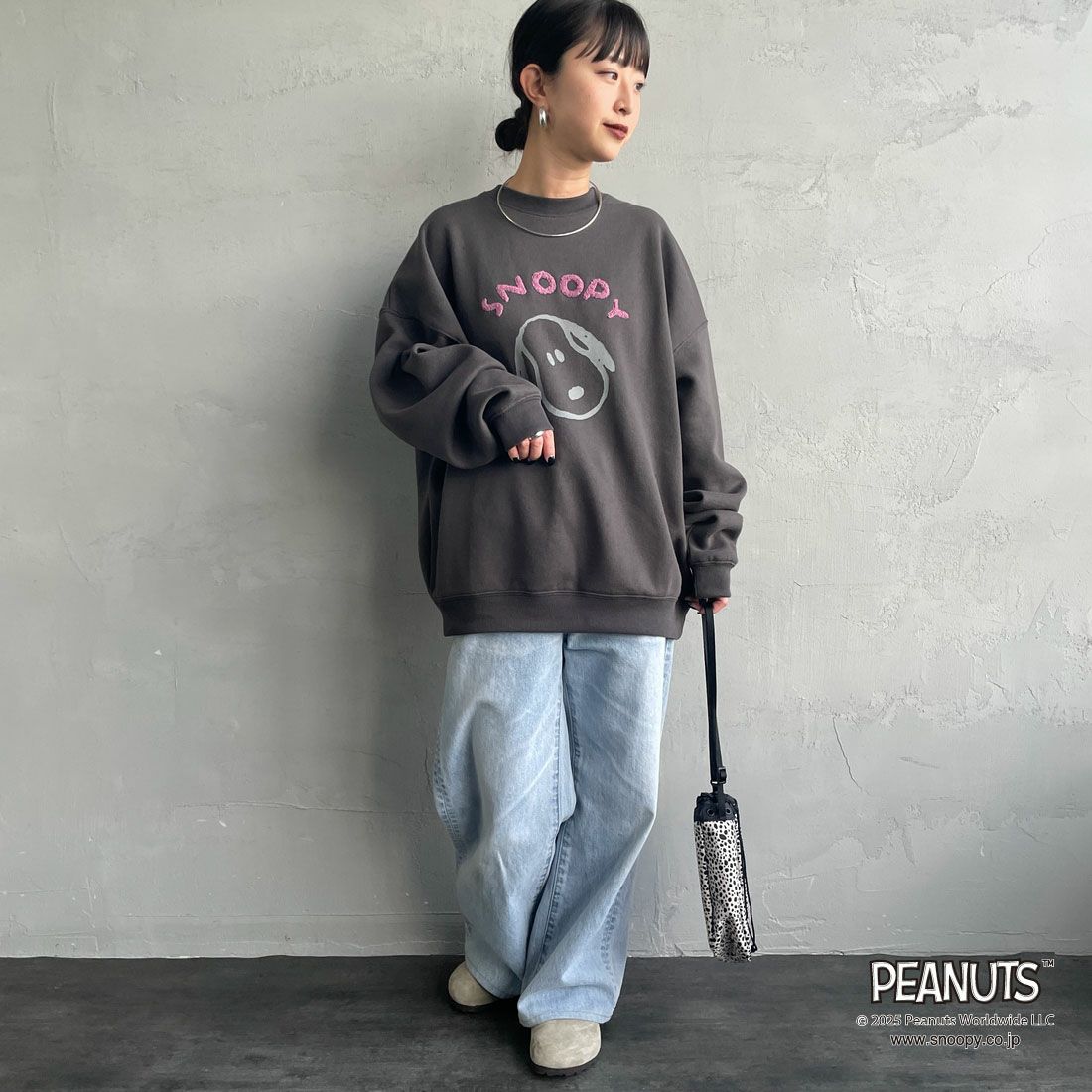 PEANUTS × JEANS FACTORY [ピーナッツ × ジーンズファクトリー] PEANUTS スヌーピースウェット [JFC-254-099] SUMIKURO &&モデル身長：150cm 着用サイズ：S&&