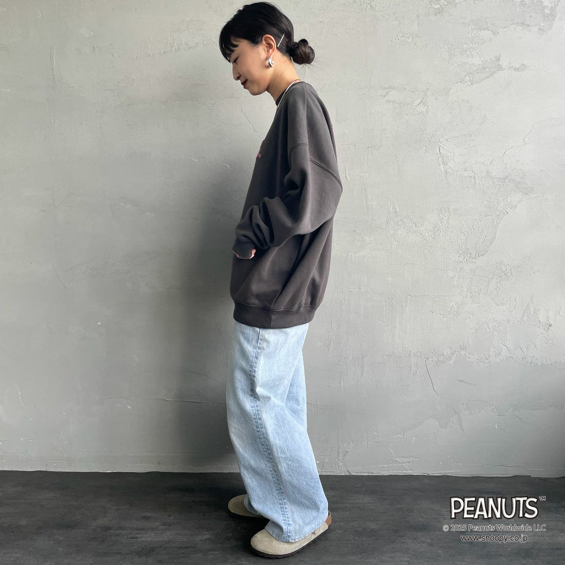 PEANUTS × JEANS FACTORY [ピーナッツ × ジーンズファクトリー] PEANUTS スヌーピースウェット [JFC-254-099] SUMIKURO &&モデル身長：150cm 着用サイズ：S&&