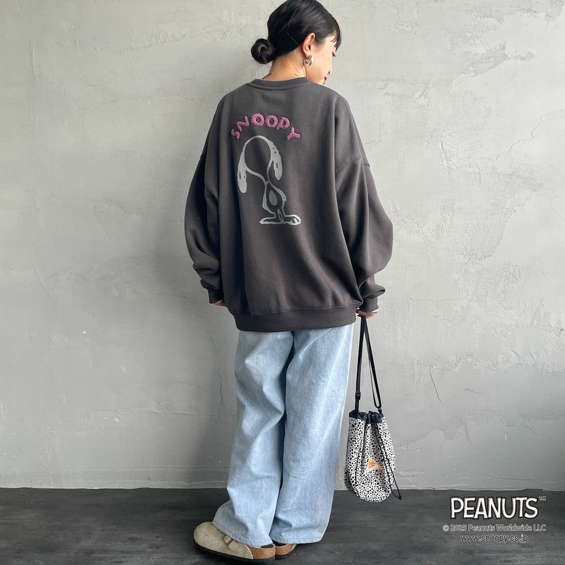 PEANUTS × JEANS FACTORY [ピーナッツ × ジーンズファクトリー] PEANUTS スヌーピースウェット [JFC-254-099] SUMIKURO &&モデル身長：150cm 着用サイズ：S&&