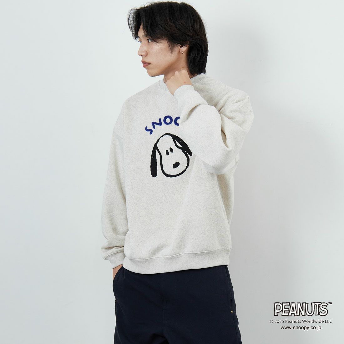 PEANUTS × JEANS FACTORY [ピーナッツ × ジーンズファクトリー] PEANUTS スヌーピースウェット [JFC-254-099] ASH GRY &&モデル身長：179cm 着用サイズ：L&&